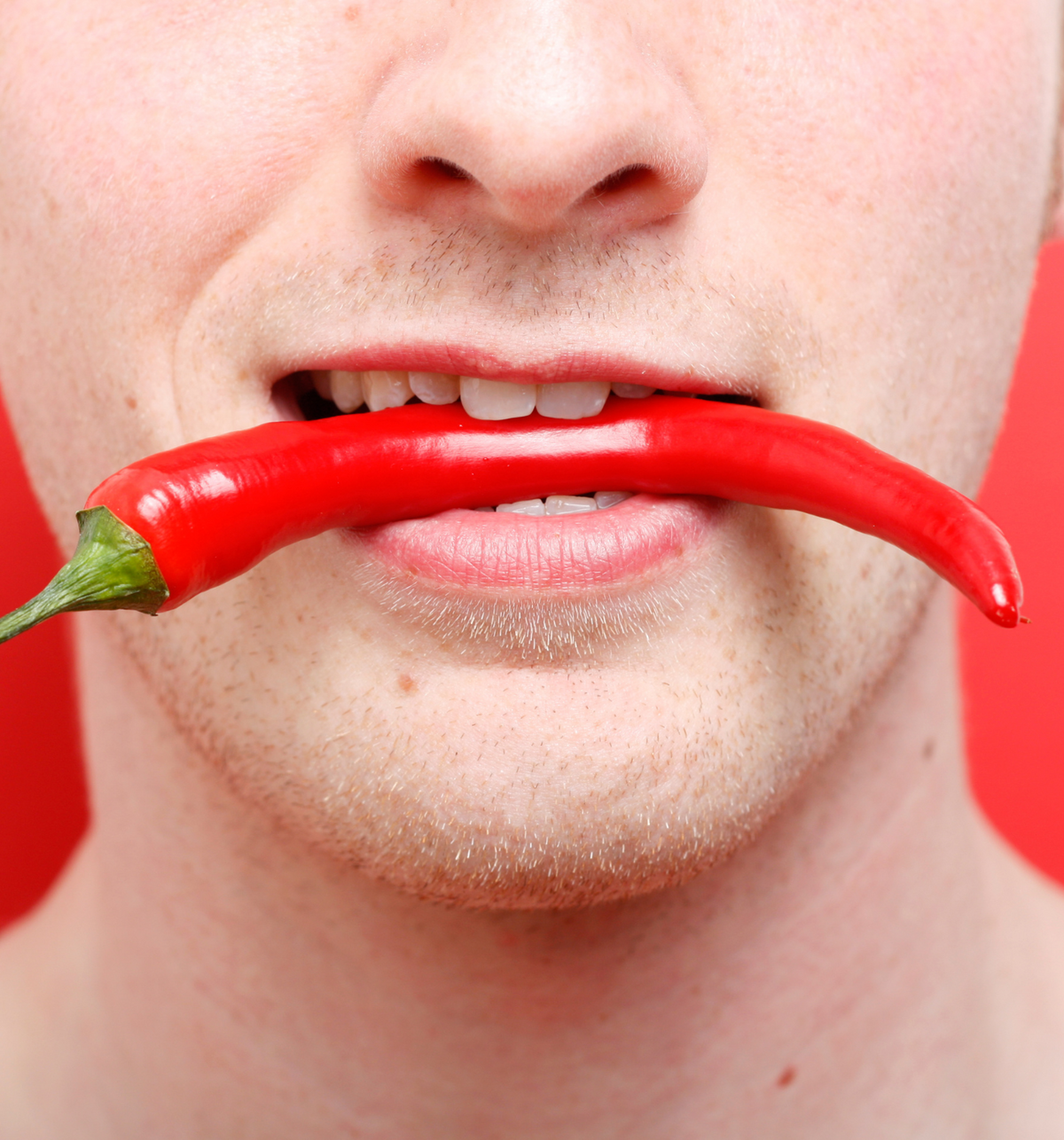 Pourquoi certaines personnes tolèrent mieux le piment ? Explication scientifique Image